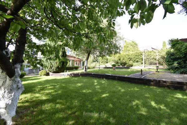 DOM W ŚRÓDMIEŚCIU, PIĘKNA DZIAŁKA