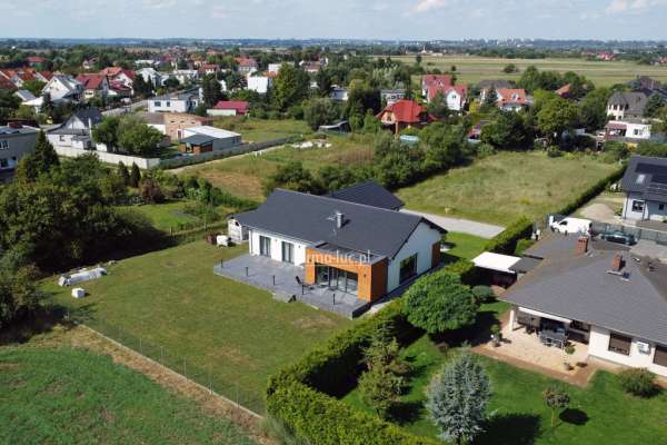 Dom, który zachwyca przestrzenią i detalami.