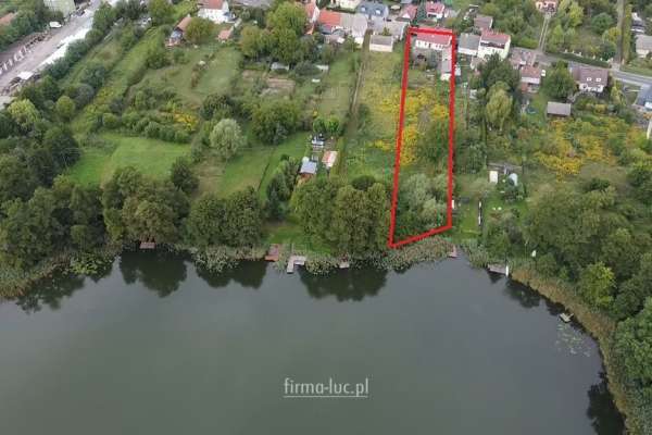 Dom z działką 25 arów przy linii brzegowe jeziora.