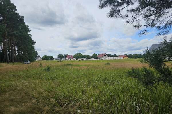 Malowniczo położona działka pod lasem i z mediami!
