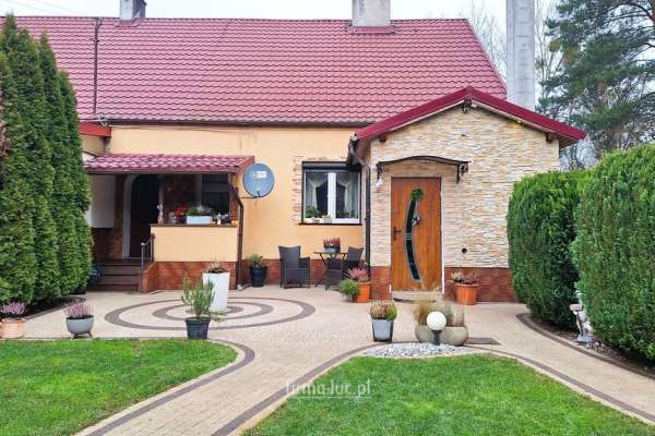 Dom szeregowiec przy ścianie lasu, po remoncie