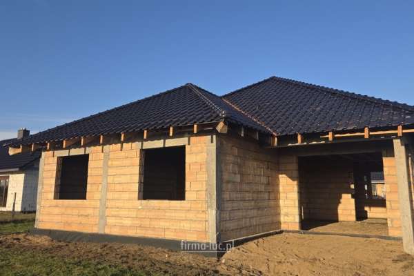 DOM W UROCZYM BIAŁCZU NA MAŁYM OSIEDLU