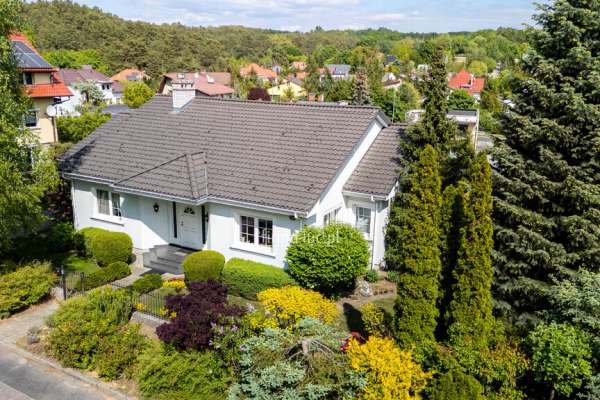 Parterowy dom, piwnica i garaż, w sąsiedztwie las