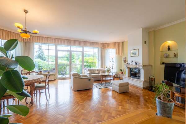 Parterowy dom, w sąsiedztwie las, ładny ogród