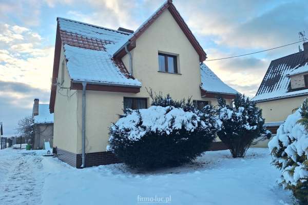 Dom z dużą działką I garażami, bliskio jeziora!