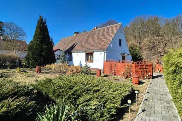 Dom wolnostojący z bud. gosp.  / dwa wejścia