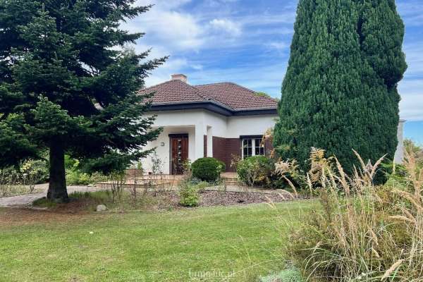 Dom z kompleksem biurowo–magazynowym